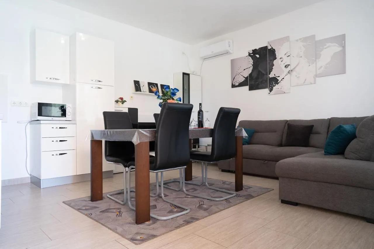 Apartment Mladen Biograd Na Moru