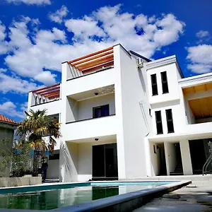 Star With Pool Apartmán